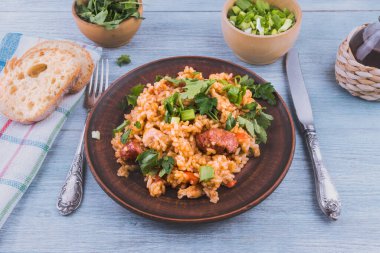 Jambalaya - pirinç, tavuk ve füme sosis ahşap arka planda
