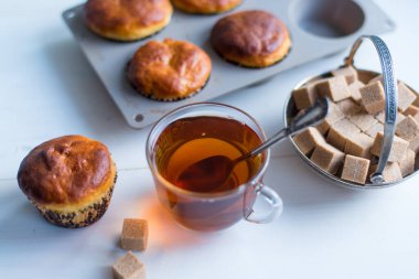 Bir bardak çay ve taze pişmiş çörekler masanın üstünde - üst görünüm, boşluğu kopyala