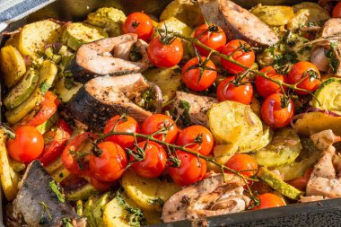 Sebzeli rosto ve kabaklı balık parçaları - kabaklı, dallı vişneli domates, patates, soğan, üst görünüm