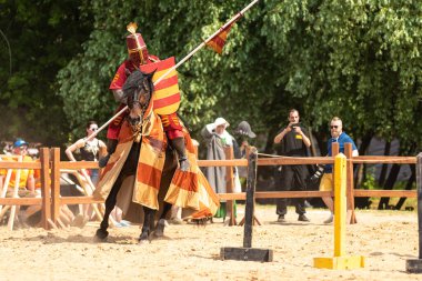 Moskova, Rusya, 8 Haziran 2019 Ortaçağ zırhlı şövalyesi. Ortaçağ yaşamının yeniden inşası ve 11. yüzyılın Avrupa şövalye turnuvası