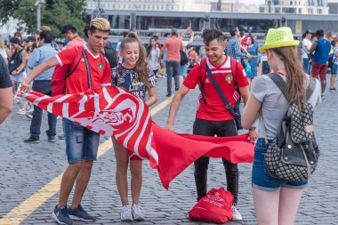 Rusya, Moskova - Sokaklarda bayraklı insanlar