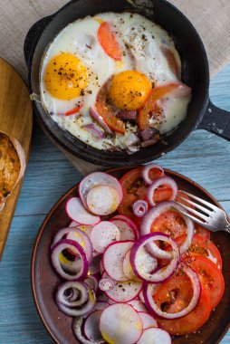 Domatesli sahanda yumurta ve turp ve soğanlı bahar salatası.
