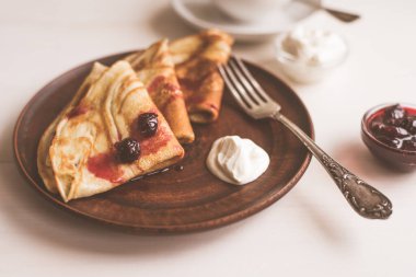 Kahvaltı için kırsal tepside reçelli köy krepleri.