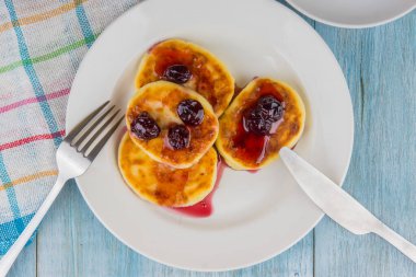 Kırsal bir arka planda kiraz reçelli leziz peynirli krepler.