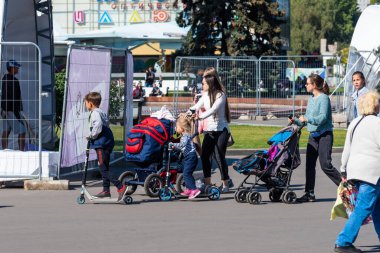 Moskova, Rusya, 28 Ağustos 2019 - Çocuklu anneler Moskova VDNH 'de yürüyüşe çıktılar