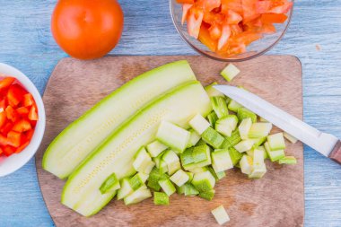 Tahtada doğranmış kabak ve vejetaryen çorbası için sebze.