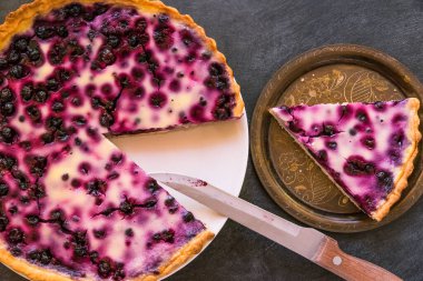 Siyah fonda üzümlü ev yapımı tart.