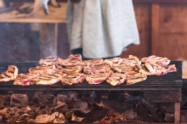 Kızarmış domuz pirzolası.