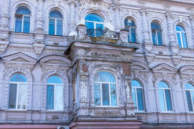 Saratov, Rusya, 18 Mart 2019: Saratov 'daki tarihi bir binanın cephesi - Rus taşra mimarisi