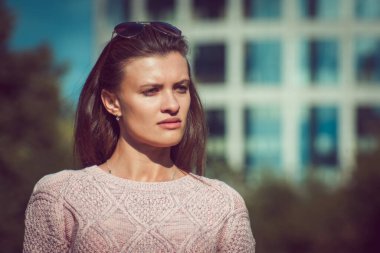 Yaz parkında genç ve güzel bir kadının yarım boy portresi.