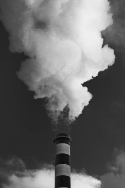 Beyaz dumanlı termik santral.