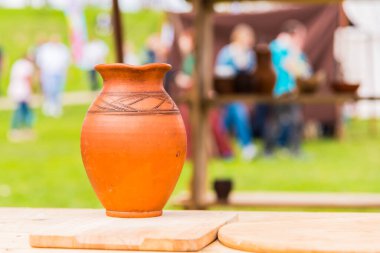 Kırsal alanda bir masada geleneksel kil sürahi