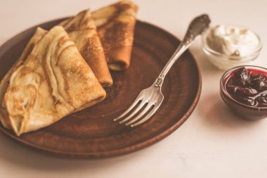 Kremalı ve vişneli krep.