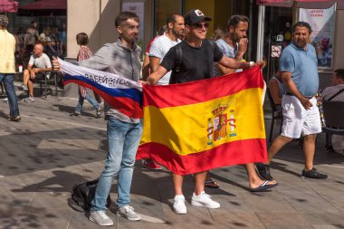 Rusya, Moskova, 29 Haziran 2018 - Rus ve İspanyol milli takımlarının bayraklı taraftarları