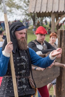 Rusya, Moskova, Kolomenskoye Parkı, 2 Mayıs 2018 - Ortaçağ savaşçısı kostümlü insanlar