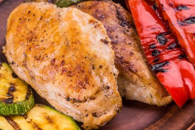 Kızarmış tavuk filetosu ve yakın plan sebzeler, makro.