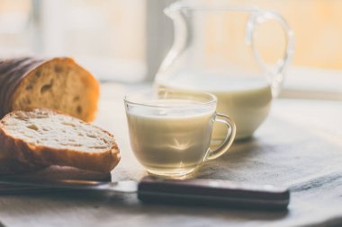 Hafif kahvaltı - bir bardak süt ve ev yapımı ekmek