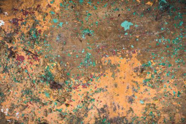 Eski, koyu ahşap bir yüzey, eski püskü bir boyası var.