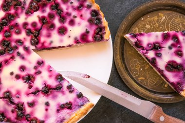 Siyah fonda üzümlü ev yapımı tart.