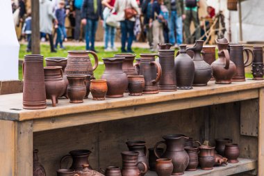 Geleneksel kırsal bardaklar, sürahiler ve tabaklar bir sokak dükkanının tezgahında.