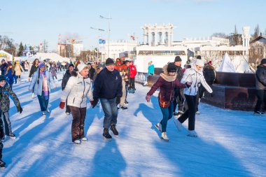 Rusya, Moskova, 10 Ocak 2018 - VDNH bölgesinde birçok insan buz pateni pistinde paten kayıyor