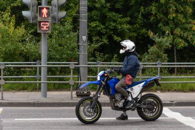 Rusya, Moskova - Sokakta motosiklet süren adam
