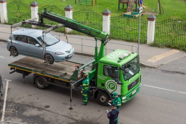 Rusya, Moskova, 15 Eylül 2017 - Moskova Otopark Servisi 'nin yanlış park yeri tahliyesi