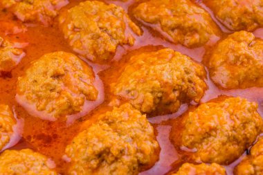 Domates sosunda pişirilmiş köfteler.