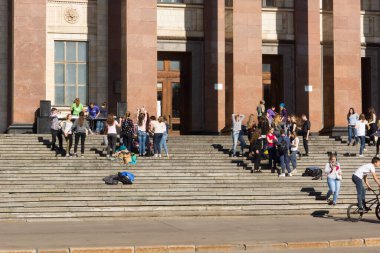 Rusya, Moskova, 29 Eylül 2017 - öğrenciler Moskova Devlet Üniversitesi 'nin ana girişinin yakınında dinleniyorlar.