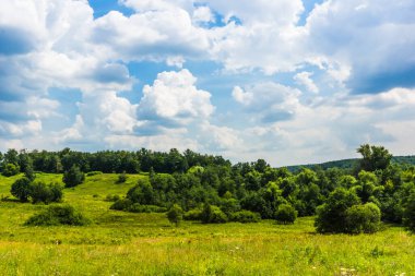Güzel gökyüzü ve bulutları olan Avrupa yaz manzarası