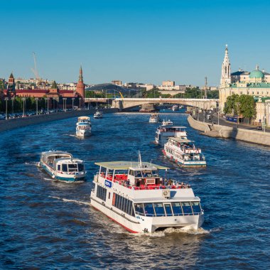 Moskova, Rusya - 18 Mayıs 2019, Kremlin yakınlarındaki Moskova nehri boyunca bir sürü eğlence teknesi yüzüyor.