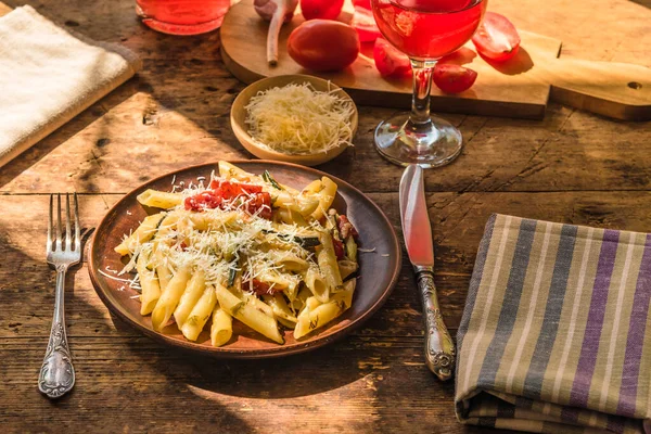 이탈리아의 전통적 식사용 주치니 토마토와 집에서 포도주 한잔을 곁들인 파스타 — 스톡 사진