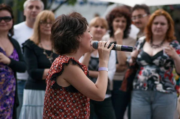 Rusia Moscú Mujer Cantando Festival Ciudad — Foto de Stock