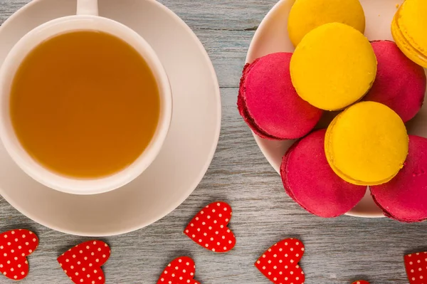 Eine Tasse Tee Und Kuchen Macaron Nahaufnahme Auf Rustikalem Holzgrund — Stockfoto