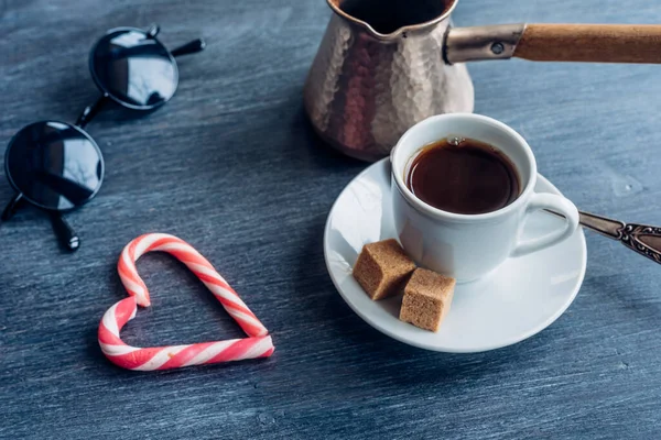 Eine Tasse Kaffee Auf Dem Tisch Türkische Kaffeekanne Herz Aus — Stockfoto