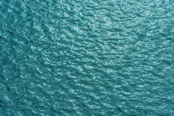美丽的海背景 蓝色水面 有小波纹 顶部视图 — 图库照片