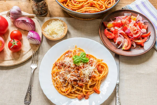 Pasta Amatratciana Mit Parmesan Und Einem Basilikumblatt Auf Einem Weißen — Stockfoto