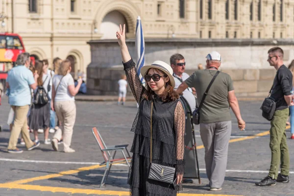 Rusland Moskou Mei 2018 Aantrekkelijke Aziatische Toerist Toont Met Zijn — Stockfoto