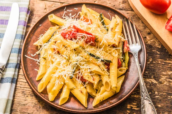 Pasta Italiana Clásica Con Calabacín Tomates Plato Barro Sobre Una — Foto de Stock