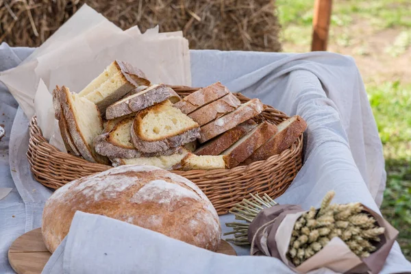 Большая Буханка Традиционного Хлеба Разрезанная Бутерброды — стоковое фото