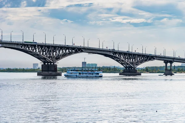 Oroszország Saratov 2018 Szeptember Személyhajó Híd Alatt Hajózik — Stock Fotó