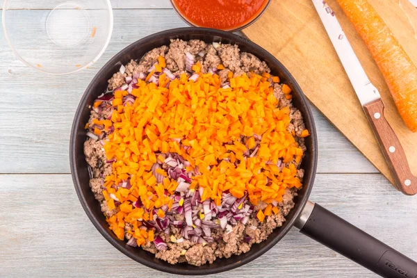 Carne Picada Con Cebollas Zanahorias Para Salsa Boloñesa Asada Una — Foto de Stock