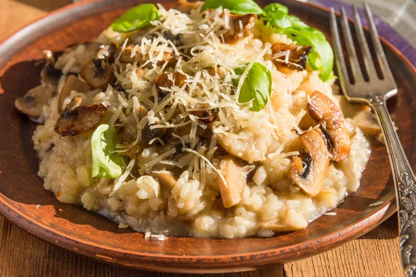 Italian Dish Vegetarian Mushroom Risotto Basil Leaves Parmesan Cheese Clay — Stock Photo, Image