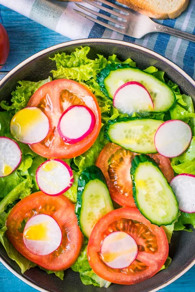 Salade Végétarienne Avec Laitue Tomate Concombre Radis Gros Plan Sur — Photo