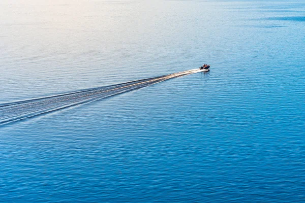Круїзний Човен Блакитному Спокійному Морі Морський Пейзаж — стокове фото
