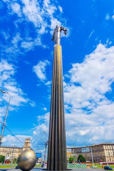 ロシア モスクワ レニンスキー プロスペクト 2017年6月 ガガーリン記念碑 彫刻家P ボンダレンコ 1980年7月4日にモスクワに設置 — ストック写真