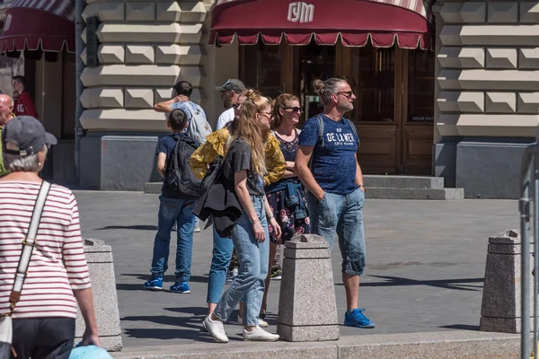 Rusia Moscú Mayo 2018 Una Familia Turistas Europa Plaza Roja — Foto de Stock