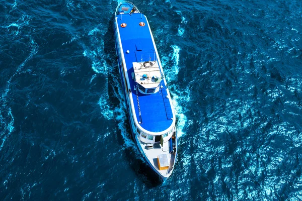 Vista Dall Alto Una Barca Crociera Nel Mare Blu — Foto Stock