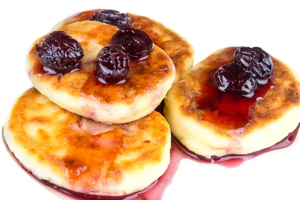 Leckere Käsepfannkuchen Mit Kirschmarmelade Auf Weißem Hintergrund Isoliert — Stockfoto