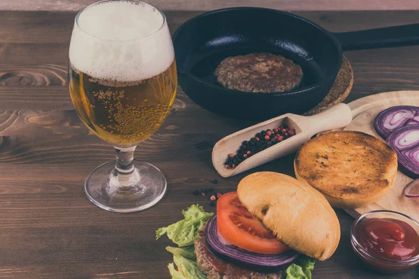 Ingredientes Para Hamburguesa Casera Vaso Cerveza Una Mesa Madera — Foto de Stock